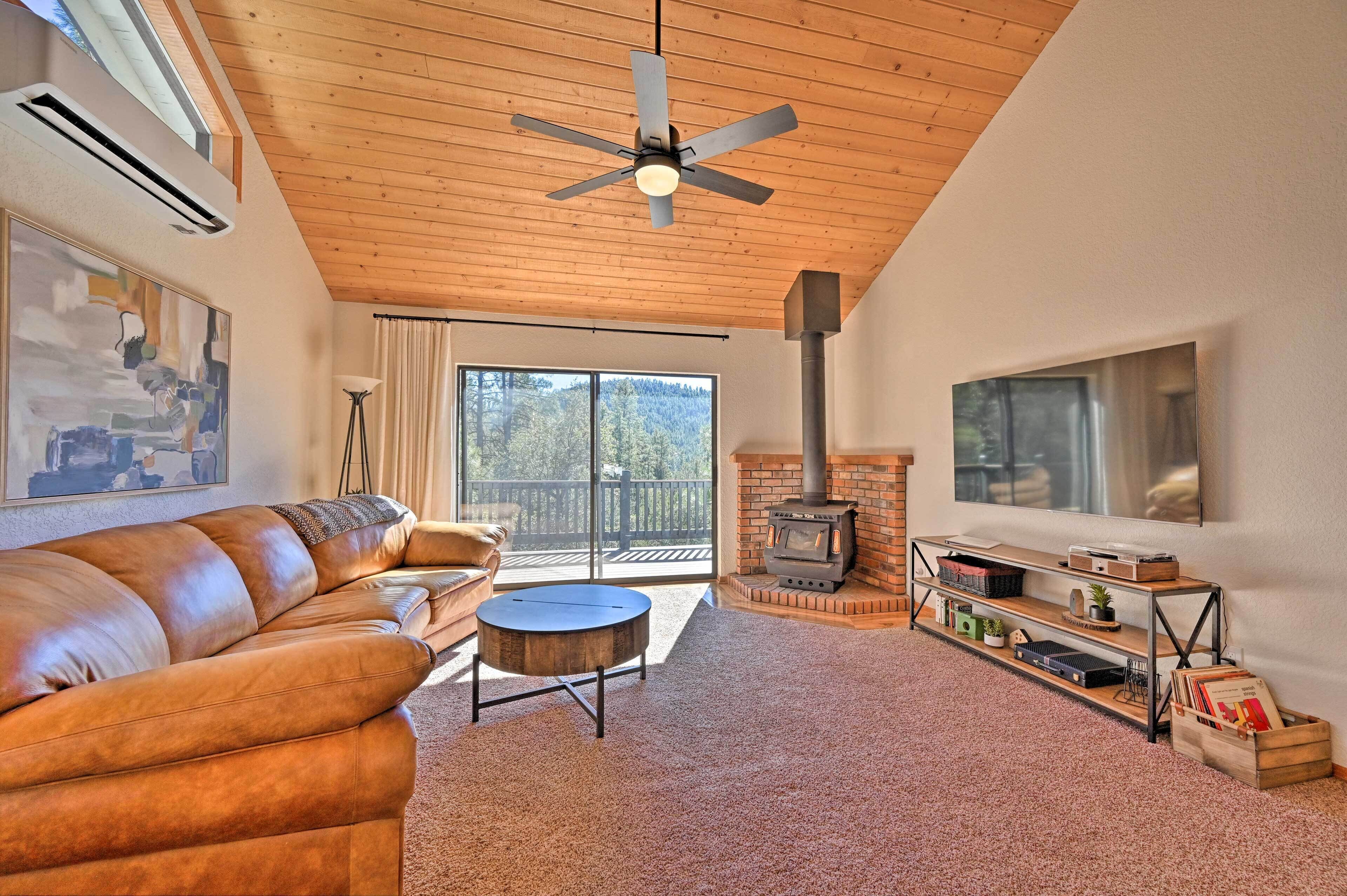 Airy Pine Escape w/ Pool Table, Near Hiking!