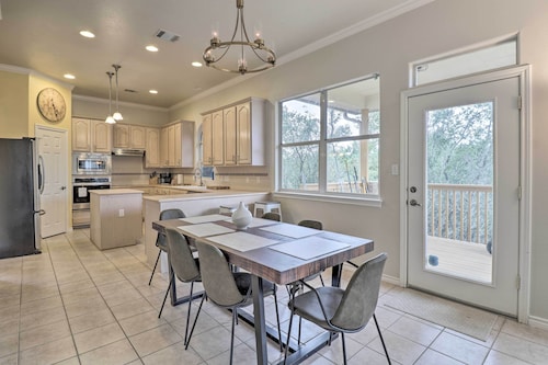 Airy Villa in Austin w/ Badminton/Volleyball Court