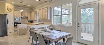 Airy Villa in Austin w/ Badminton/Volleyball Court