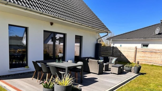Outdoor dining - Walking distance to the beach, Baltic Sea between Wismar and Boltenhagen (Wallbox at the house) (Hohenkirchen OT Beckerwitz)