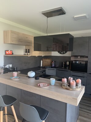 Réfrigérateur, un four, surface de cuisson, lave-vaisselle