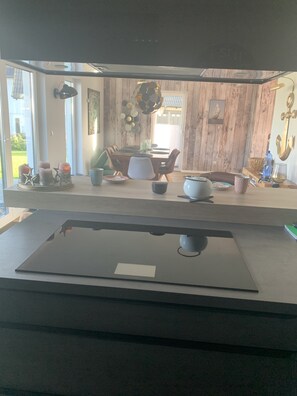 Réfrigérateur, un four, surface de cuisson, lave-vaisselle