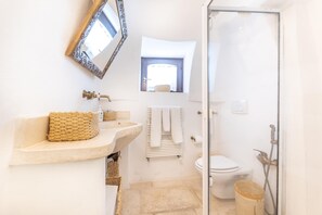 Shower, bidet, towels