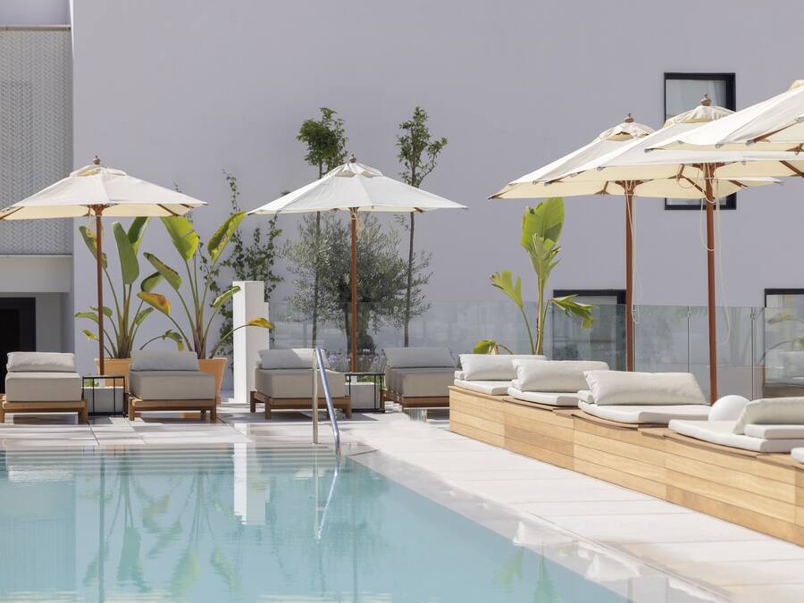 Piscine extérieure, chaises longues