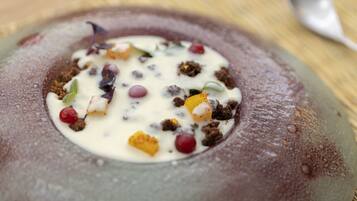 Un postre en un tazón con diferentes ingredientes.