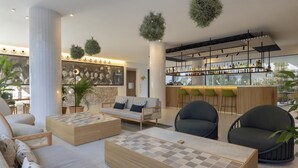Ein stilvoller Lounge-Bereich mit Bar, Sitzgelegenheiten und einem Karotten-Tisch.