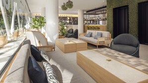 Een moderne woonkamer met een bank, fauteuils, een salontafel en een barhoek met planken.