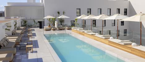 Piscine couverte, piscine extérieure, chaises longues