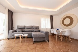 Departamento familiar, 3 habitaciones, Terraza | Área de sala de estar | Televisión de plasma de 32 pulgadas con canales vía satélite 