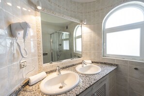 Apartamento familiar, 3 habitaciones, terraza | Baño | Toallas