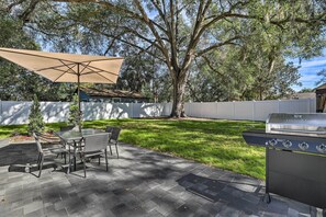 Outdoor dining - Chic Home w/ Fire Pit & Patio, Walk to Lake! (Mt Dora)