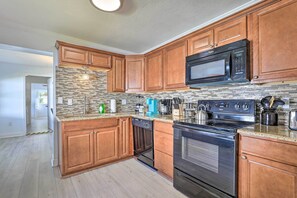 Fridge, microwave, stovetop, dishwasher - Chic Home w/ Fire Pit & Patio, Walk to Lake! (Mt Dora)