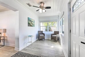 Interior - Chic Home w/ Fire Pit & Patio, Walk to Lake! (Mt Dora)