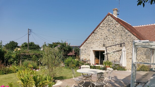 A stone house with a garden patio, a conservatory, and a wooden deck. - Comfortable house with swimming pool in season for 8 people close to all amenities (Amboise)