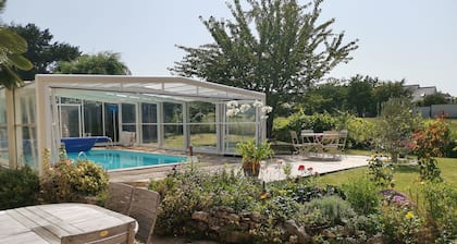 Comfortable house with swimming pool in season for 8 people close to all amenities