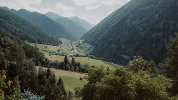 Une vallée abritant un petit village, entourée de montagnes.