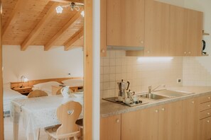 Réfrigérateur, micro-ondes, plaque de cuisson, lave-vaisselle