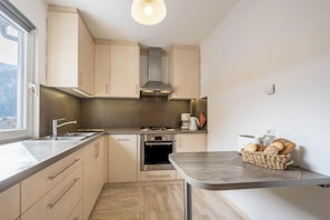 Frigorifero, microonde, forno, piano cottura