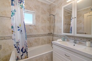 Badewanne, Haartrockner, Handtücher