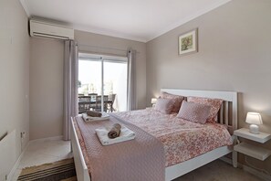 3 bedrooms, iron/ironing board, free WiFi, bed sheets - 'Vilamoura Apartment 3 bedroom' with Sea View, Terraces, Shared Pool & Wi-Fi (Vilamoura)