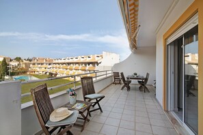 Outdoor dining - 'Vilamoura Apartment 3 bedroom' with Sea View, Terraces, Shared Pool & Wi-Fi (Vilamoura)