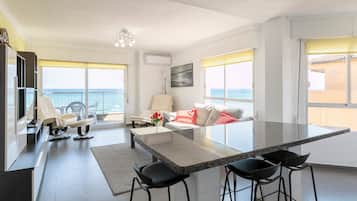 Een televisie en een dvd-speler