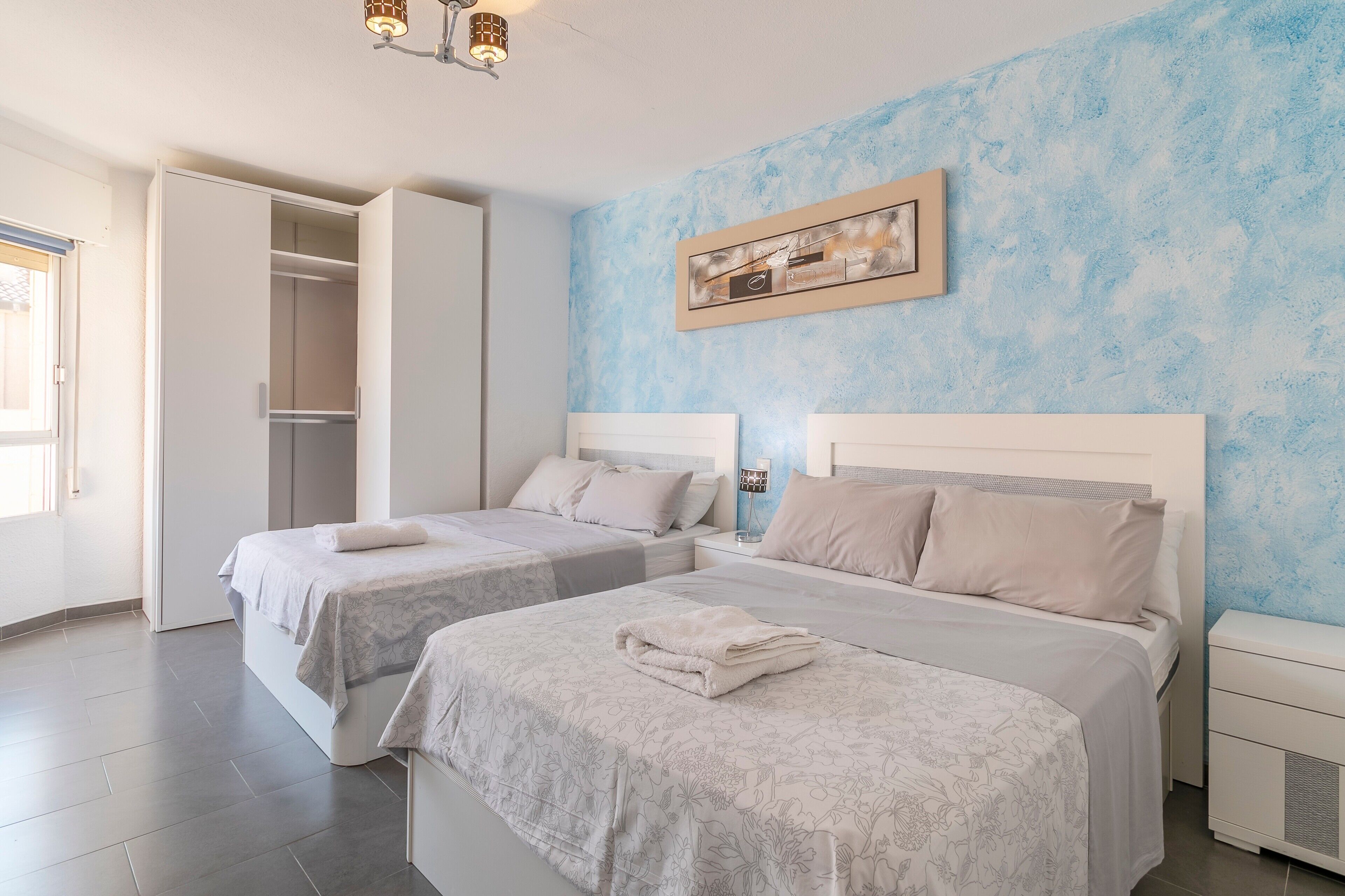 3 slaapkamers, een strijkplank/strijkijzer, gratis wifi, beddengoed