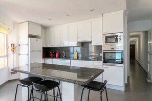 Een koelkast, een magnetron, een oven, een kookplaat