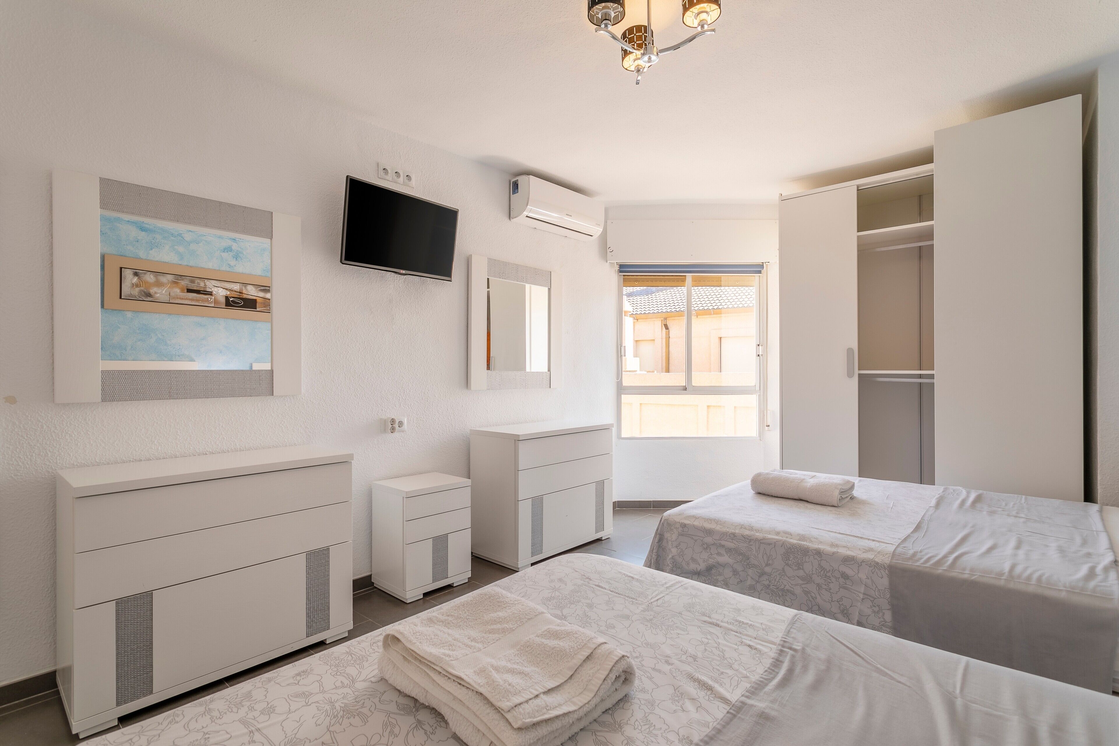 3 slaapkamers, een strijkplank/strijkijzer, gratis wifi, beddengoed