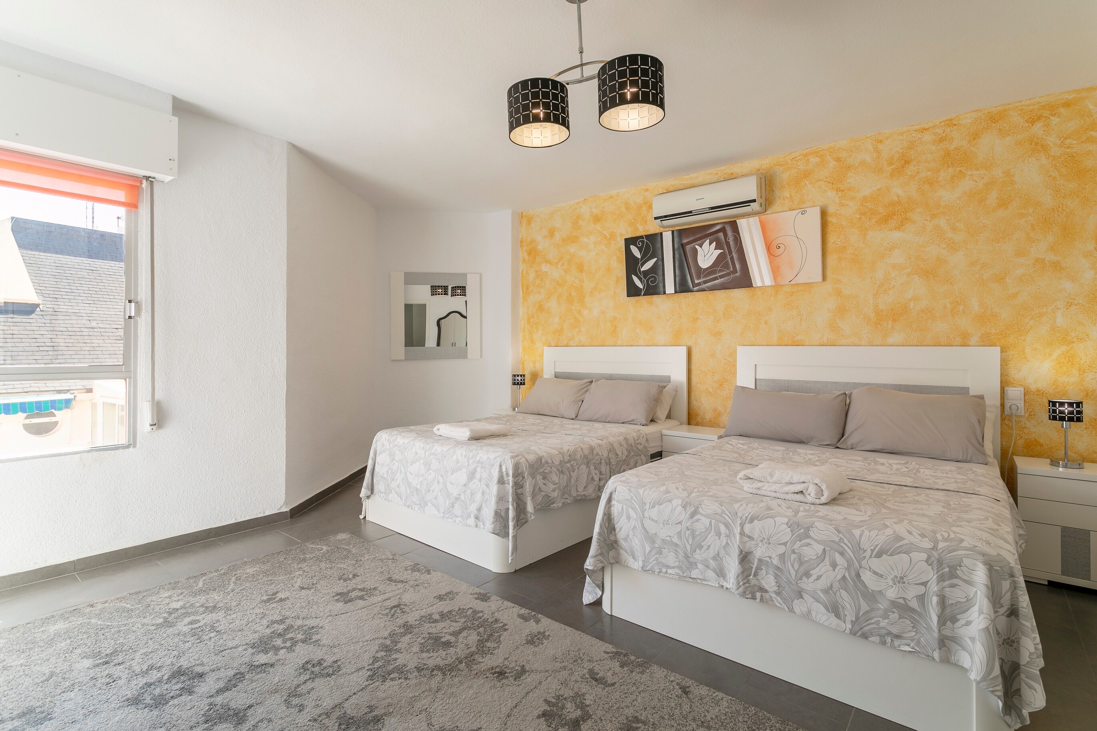 3 slaapkamers, een strijkplank/strijkijzer, gratis wifi, beddengoed