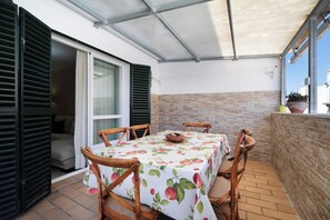 تناول الطعام بالخارج