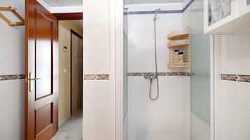Een douche, een haardroger, handdoeken