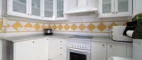 Een koelkast, een microgolfoven, een oven, een kookplaat