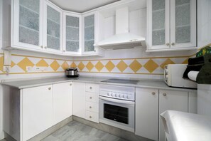 Een koelkast, een magnetron, een oven, een kookplaat