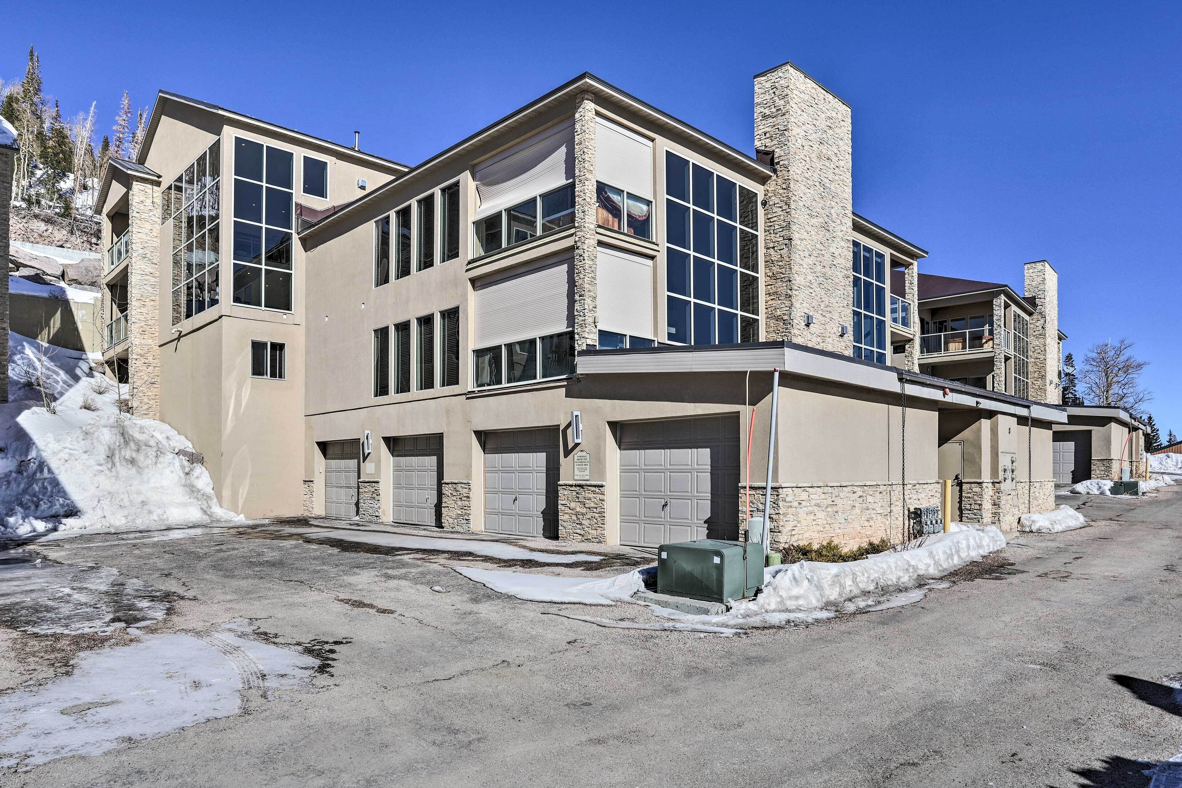 Luxe Utah Getaway: Hot Tub, Walk to Ski Lift!