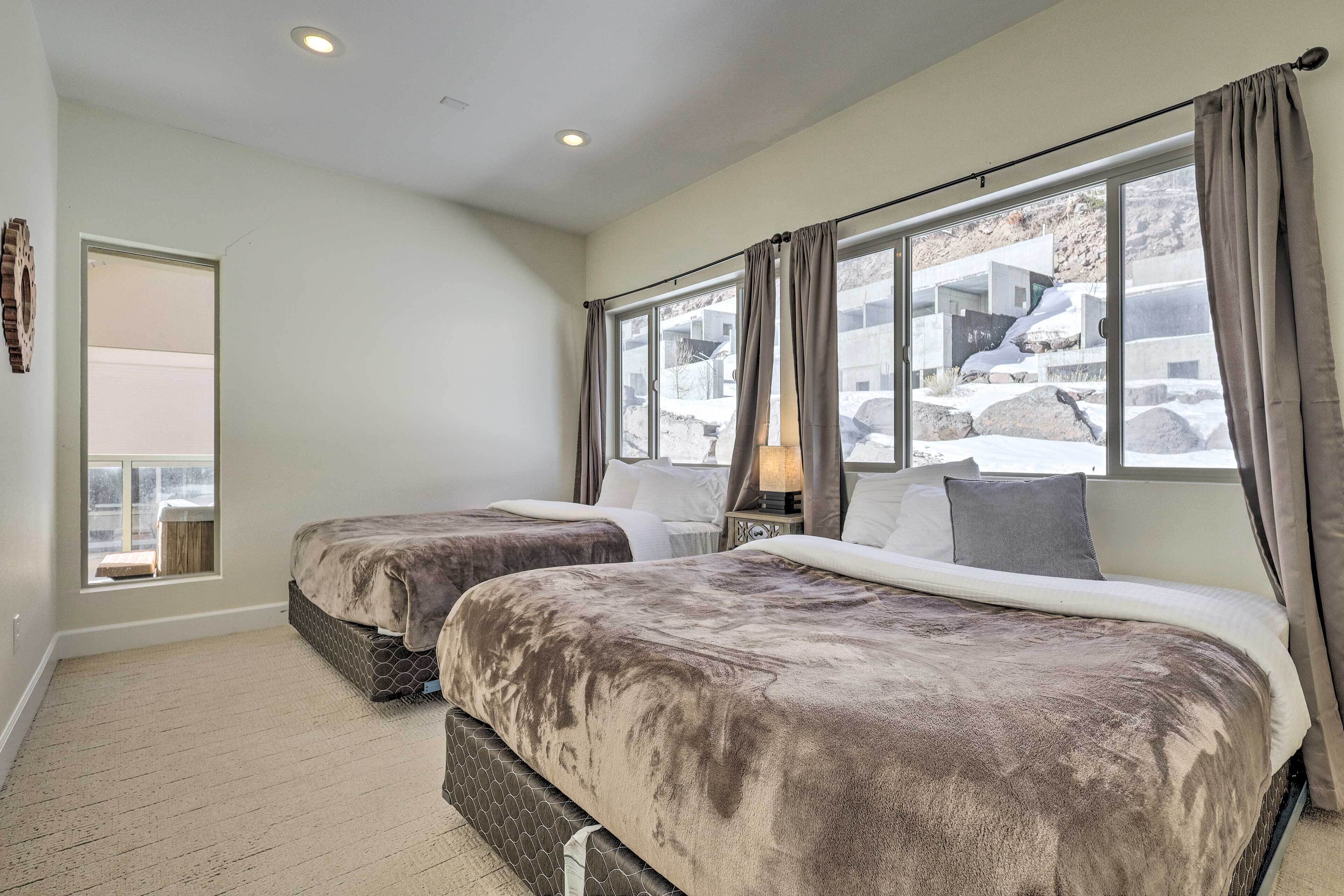 Luxe Utah Getaway: Hot Tub, Walk to Ski Lift!