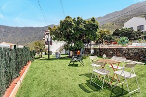 Outdoor dining - Holiday Home 'Villa Luisa' with Sea View, Terrace & Wi-Fi in Frontera (la Frontera - Hierro)