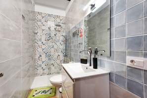 Shower, hair dryer, towels - Holiday Home 'Villa Luisa' with Sea View, Terrace & Wi-Fi in Frontera (la Frontera - Hierro)