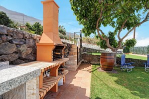 Outdoor dining - Holiday Home 'Villa Luisa' with Sea View, Terrace & Wi-Fi in Frontera (la Frontera - Hierro)