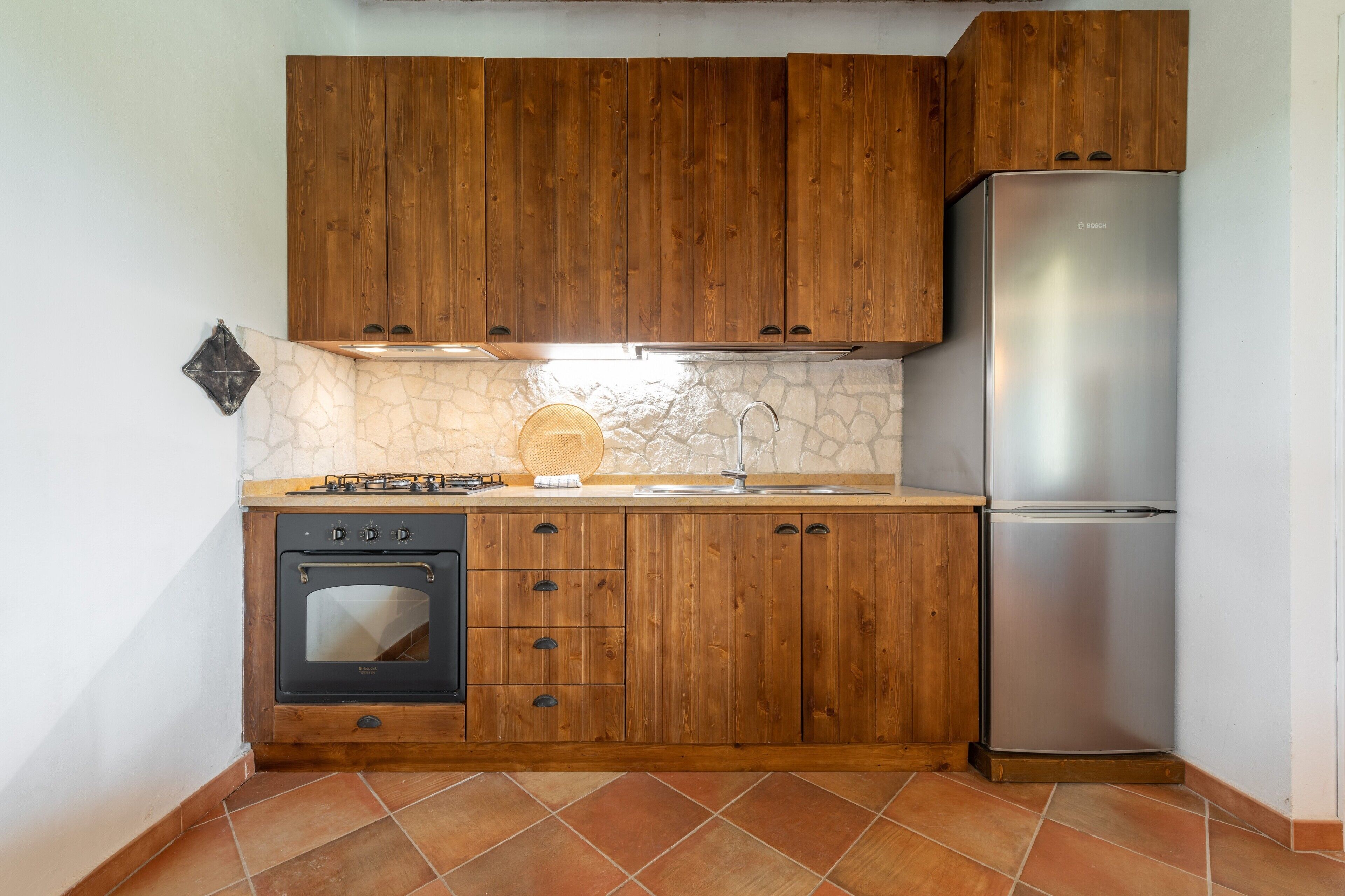 Réfrigérateur, four, plaque de cuisson, chaise haute