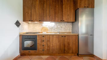 Réfrigérateur, four, plaque de cuisson, chaise haute