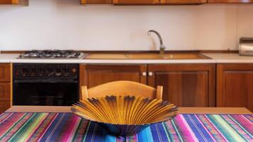 Geladeira, fogão, cooktop, talheres/pratos/utensílios de cozinha