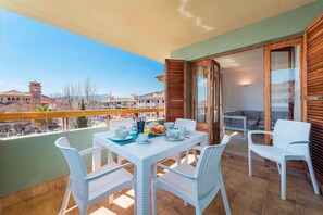 Outdoor dining - Apartment 'Bressol Miguel 3ºD' with Mountain View, Pool, Balcony, A/C & Wi-Fi (Puerto Pollensa)