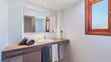 Dusche, Haartrockner, Handtücher