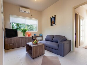 Apartamento (One bedroom apartment with terrace an) | Sala de estar | TV de tela plana 25 polegadas com canais via satélite, TV