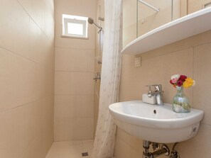 Apartment (One bedroom apartment with terrace an) | Badezimmer | Handtücher