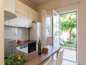 Apartamento (One bedroom apartment with terrace an) | Cozinha privada | Geladeira