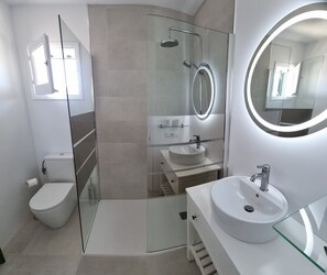 Dusche, Haartrockner, Handtücher