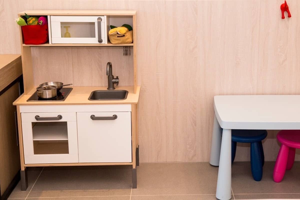 Family Dört Kişilik Oda, 2 Çift Kişilik Yatak, Balkon, Bahçe Manzaralı | Oturma alanı | Kablolu TV kanalları bulunan 42 inç LED televizyon, televizyon