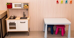 Habitación cuádruple familiar, 2 camas matrimoniales, balcón, vista al jardín | Área de sala de estar | Televisión LED de 42 pulgadas con canales por cable y televisión 